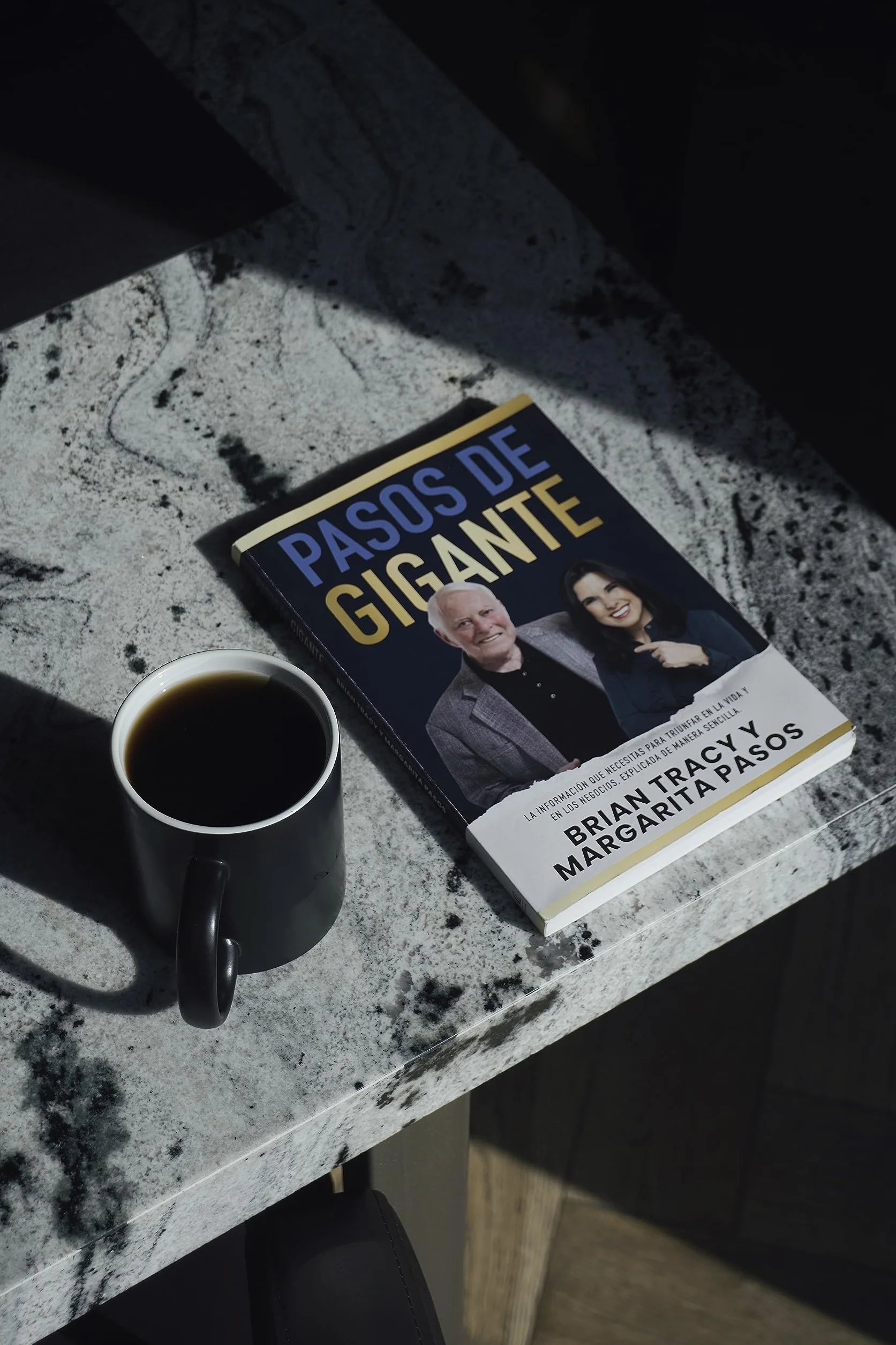Pasos de Gigante: La Información Que Necesitas Para Triunfar En La Vida Y En Los Negocios, Explicada de Manera Sencilla