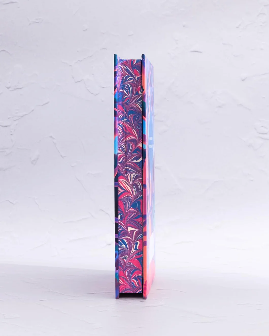 Alice's Adventures in Wonderland and Through the Looking Glass: A sprayed edge gift edition of Carroll's magical classic with marbled endpapers, printed edges, beautiful paper and ribbon