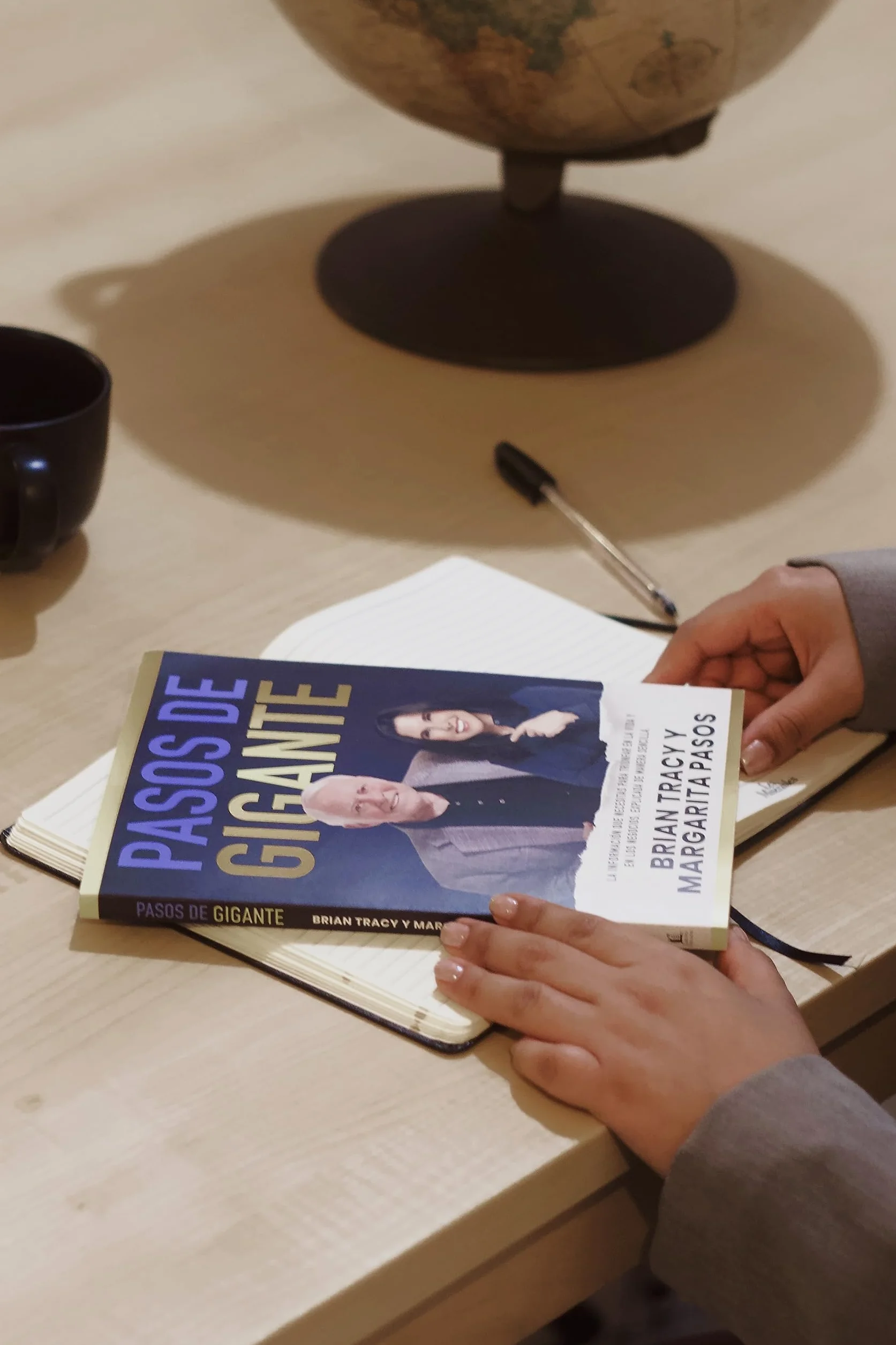 Pasos de Gigante: La Información Que Necesitas Para Triunfar En La Vida Y En Los Negocios, Explicada de Manera Sencilla
