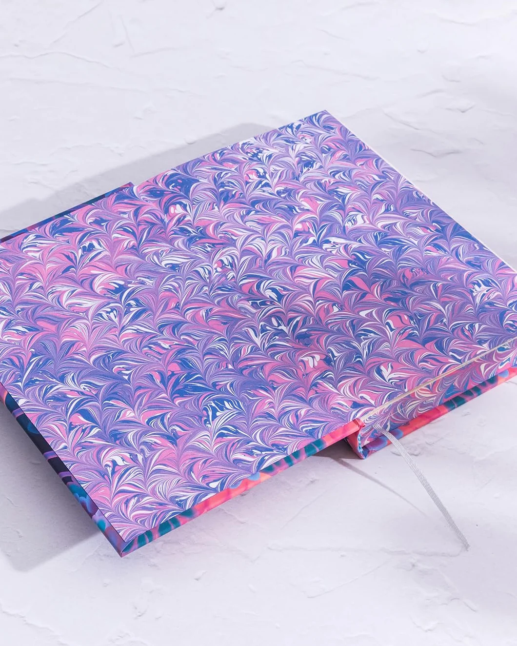 Alice's Adventures in Wonderland and Through the Looking Glass: A sprayed edge gift edition of Carroll's magical classic with marbled endpapers, printed edges, beautiful paper and ribbon