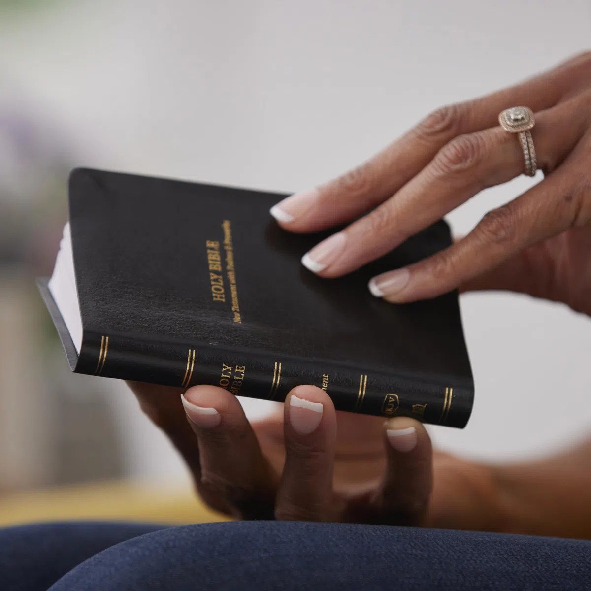 KJV Holy Bible: Pocket New Testament with Psalms and Proverbs, Black Leatherflex, Red Letter, Comfort Print: King James Version